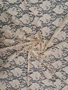 Tissu en filet ivoire de qualité supérieure à motif floral - Dentelle extensible à motif de roses et de vigne sur toute la surface pour shrugs de créateurs - Vente chaude - Product Image 4