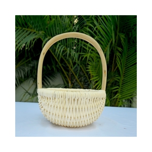 Cesta ovalada de ratán blanco ecológica. Uso versátil para el hogar y la hostelería. - Product Image 3