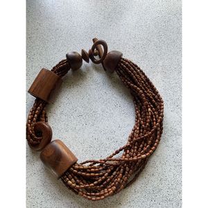 Collier en bois et résine, mettant en valeur la beauté du bois naturel - Accessoires de bijouterie - Product Image 3