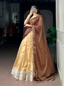 ชุดโชลีผ้าไหมกูร์กาฏูร์ลายปักดิ้นทอง TENNYC Beauty of Gujarat ความยาวระดับข้อเท้า สไตล์งานปาร์ตี้ เหมาะสำหรับทุกฤดูกาล สำหรับผู้หญิง - Product Image 3