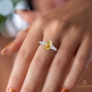 Bague de fiançailles en or 18 carats avec diamant jaune ovale personnalisé et pierres latérales trapézoïdales, fabricant de bijoux fins - Product Image 6