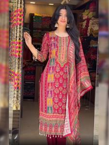 ชุดคุร์ตีผ้ามัสลินคอโอแบบน่ารัก ปี 2026 พร้อมกางเกง ผ้าคลุมไหล่ แขนยาว แต่งลูกไม้ลาตคานและกระจกแท้ ทำให้เทศกาลของคุณโดดเด่น - Product Image 2