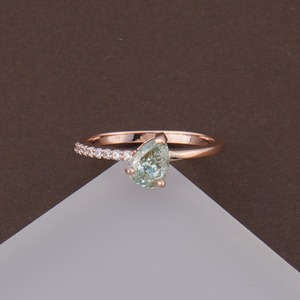 Anillo de Oro Sólido de 22k con Zafiro Rosa para Mujer, Elegante Anillo de Compromiso con Gema Rosa de Corte Radiante y Detalles de Diamantes - Product Image 2