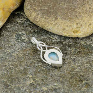 Collier pendentif artisanal en argent massif 925 plaqué or avec trois pierres de Larimar, style bohème, cadeau de fiançailles pour femme - Product Image 2