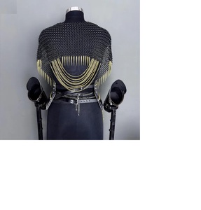 Armadura de Pauldron de Malla de Acero Negra con Cadenas de Púas Plateadas y Diseño Antiguo Grabado para Coleccionistas de Arte y Moda - Product Image 1