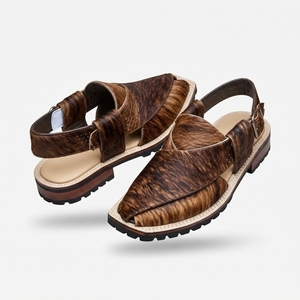 Sandales Peshawari en cuir texturé marron pour homme avec sangle à boucle réglable - Product Image 1