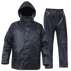 Combinaison de pluie en PU noire en deux pièces, veste et pantalon imperméables avec capuche - Product Image 4