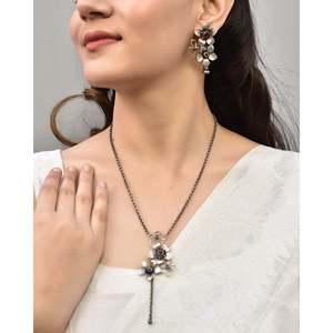 Conjunto de Joyería Fina Meera Kanishka, Elegante Colgante de Plata - Product Image 1