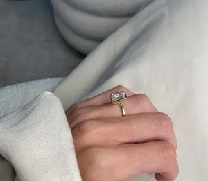 Élégante bague solitaire en diamant taille émeraude avec bande polie, un chef-d'œuvre de joaillerie de luxe pour fiançailles, anniversaire ou mariage. - Product Image 2