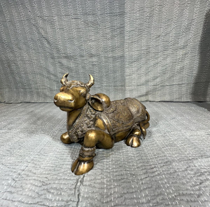 Figura tradicional de vaca sagrada decorada en latón. Símbolo sagrado de Vastu para la prosperidad y la paz. Disponible a precio de mayorista. - Product Image 1