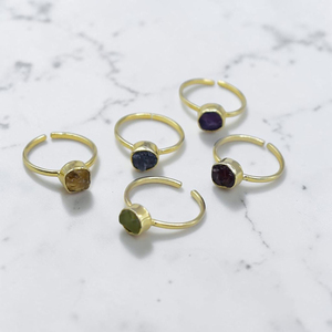 Anillo de latón con diamante Herkimer natural hecho a mano, banda ajustable, estilo minimalista bohemio, joyería para mujer con piedra de nacimiento. - Product Image 2