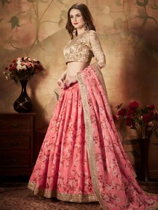 Este elegante lehenga choli combina una falda floral rosa suave con una blusa dorada rica en bordados y una dupatta dorada coordinada. - Product Image 5