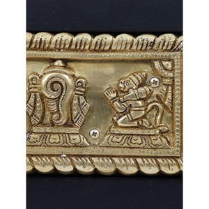 Elegante colgante de pared de símbolos Vaishnava de latón de 14 "con marco de madera de Garuda y Hanuman para una exhibición distinguida - Product Image 3