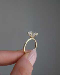 Bague de fiançailles en diamant rond de laboratoire de 5 carats, alliance pavée, 6 griffes classiques, certifiée IGI - Product Image 4