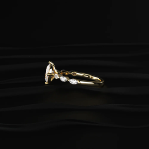 Bague de fiançailles élégante en or massif 14 carats avec diamant de laboratoire ovale de 1,20 carat, accentuations latérales en pierres poire et marquise, pour femme - Product Image 3