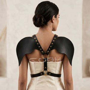 Harnais d'épaule en cuir noir sur mesure avec clous dorés et sangle de poitrine en cuir pour festivals et raves - Product Image 4