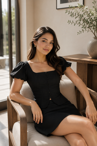 Ensemble deux pièces de qualité supérieure pour les vacances - Blouse noire élégante à manches bouffantes et mini-jupe plissée moderne décontractée - Product Image 2