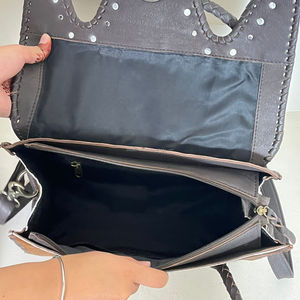 Sac à main de luxe en cuir de vachette marron et blanc avec poignées tressées, accents cloutés et bandoulière réglable, sac fourre-tout à porter en bandoulière - Product Image 6