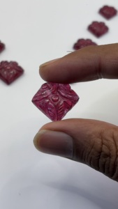 Pyramide florale sculptée en rubis rouge créé en laboratoire |   Rubis synthétique sculpté à la main, forme carrée, cabochon |   Pierre précieuse de rubis en vrac pour bijoux M - Product Image 4