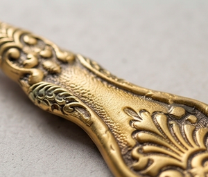 Ensemble de couverts vintage dorés avec poignées ornées, finition mate, ustensiles en métal durables pour les occasions de mariage - Product Image 2