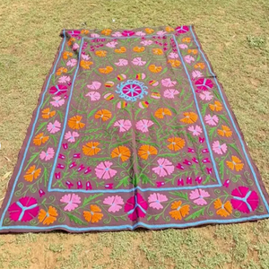 Tapiz Tradicional Uzbeko de Algodón Suzani con Bordado Floral Hecho a Mano, Textil Bohemio para Colgar en la Pared - Product Image 3