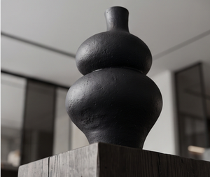 Vase décoratif moderne en métal noir texturé en forme de gourde, pour bibliothèque, bureau, décoration de table, vente en gros - Product Image 5