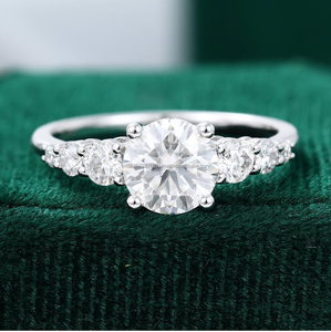 Hermoso anillo solitario para mujer hecho a mano en plata de ley 925 con diamantes de moissanita diseño elegante para compromiso - Product Image 1