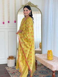 ชุดคุर्ติสีเหลืองทรงตรงปักลายวิสโคสชานเดรีคุณภาพดีที่สุดสำหรับผู้หญิง พร้อมกางเกงและผ้าคลุมไหล่พิมพ์ลายดิจิทัล - Product Image 3