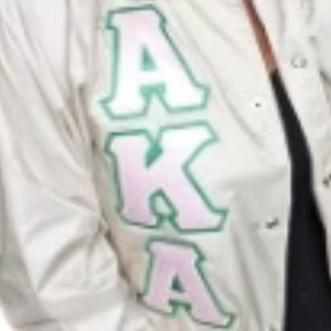 เสื้อแจ็คเก็ตบอมเบอร์ผ้าซาตินสีขาว AKA พร้อมปักตัวอักษรเชนิลสีเขียว  เสื้อผ้าแฟชั่นสำหรับสตรีในกลุ่มพี่น้อง - Product Image 5