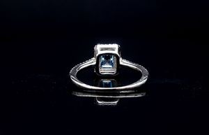 Bague de fiançailles romantique AMBER JEWELS en moissanite taille brillant classique, certifiée IGI, plaquée rhodium, argent 925, sertissage pavé - Product Image 4