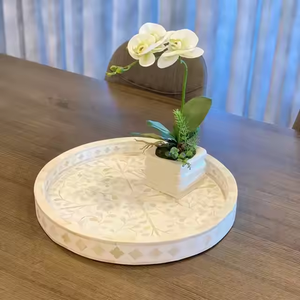 Plateau en céramique artisanal de luxe avec incrustation florale en os gravé, style contemporain, pour servir des collations, des desserts, des boissons, sur la table à manger - Product Image 1