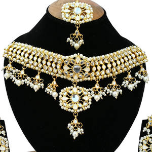 ชุดเครื่องประดับอินเดียสุดคลาสสิกสำหรับงานหมั้น งานแต่งงาน งานครบรอบ และงานปาร์ตี้ ประดับคริสตัล คุณนาดัน ไข่มุกเทียม ชุบทอง - Product Image 2