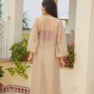 Ensemble Kurta Palazzo brodé en tissu doré avec sequins Salsa, détails Dori et manches fantaisie en soie satinée effet slub, prix de gros - Product Image 2