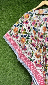 Kaftan en coton écologique imprimé à la main pour femme, motif floral coloré, col en V, taille à cordon, manches courtes, idéal pour les vacances d'été et les tenues de plage. - Product Image 3