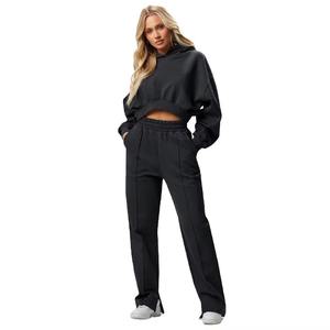 Ensemble 2 pièces OEM en gros pour femme : survêtement court d'hiver 100 % coton avec haut court à capuche et pantalon - Product Image 1