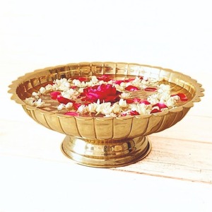 Urli de Loto con Acabado de Latón de Lujo, Tazón Decorativo de Metal Martillado al por Mayor, Artículo de Regalo Tradicional Indio para Diwali, Centro de Mesa para el Hogar - Product Image 4