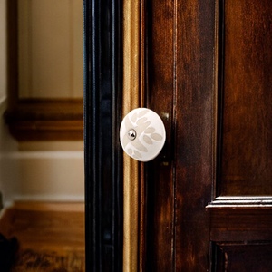 Bouton de meuble en céramique traditionnel rond blanc avec motif feuille, durable, écologique, antirouille, pour tiroir de cuisine et armoire - Product Image 1