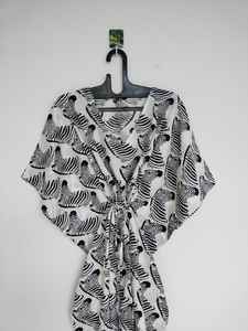 Vestido Kaftan de Algodón con Estampado de Cebra Hecho a Mano en India, Ligero, para Playa - Product Image 2