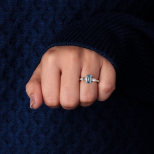 Bague de fiançailles en diamant de laboratoire de 2 carats, taille émeraude, bleu vif fantaisie, certifiée IGI, or jaune 14 carats - Product Image 3