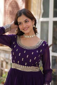 ชุดสูทผ้าฝ้ายแบบ Anarkali ดีไซน์หรูหรา พร้อมผ้าคลุมไหล่ Georgette ปักลายลูกไม้ งานฝีมือประณีต  แฟชั่นงานแต่งงานมาแรง พร้อมส่ง 76795 - Product Image 6