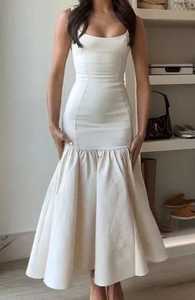 Robe midi sculptée à col dégagé et taille basse en popeline de coton, coupe sirène évasée, style corset à empiècements d'inspiration architecturale - Product Image 2