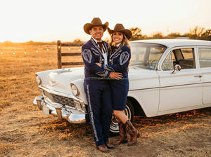 Ensemble de costumes western rose brodés pour couple – Blazer et pantalon de créateur pour mariage, séance photo et événements - Product Image 3