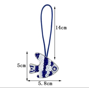 พวงกุญแจรูปปลาสีฟ้าขาว งานแฮนด์เมดสไตล์วินเทจ ประดับคริสตัลหลากสี ตัวอักษรภาษาอังกฤษแบบเรียงต่อกัน พร้อมสายคล้องข้อมือ - Product Image 1