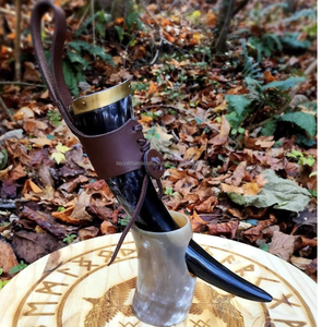 Corne à boire faite à la main avec support en bois massif gravé à la main Style animal poli Technique artisanale - Product Image 2