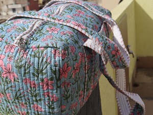 กระเป๋าเดินทางทรงโบฮีเมียนสวยงาม ทำมือ ลายควิลท์  กระเป๋าเป้สะพายหลังสำหรับเดินทางช่วงสุดสัปดาห์  โครงภายนอกขนาดใหญ่ ลายแมนดาลา  ซิปแบบมีห่วงล็อค  ผ้าฝ้าย - Product Image 3