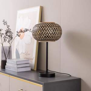 Lampe de table en bambou naturel conçue avec une structure d'abat-jour tissée à la main offrant une lumière ambiante intérieure chaude - Product Image 2