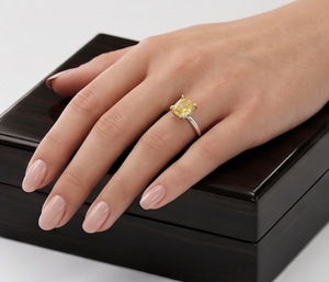 Bague solitaire fantaisie en diamant jaune rectangulaire radiant cultivé en laboratoire pour femme, idéale pour les fiançailles, les mariages et les propositions de mariage - Product Image 1