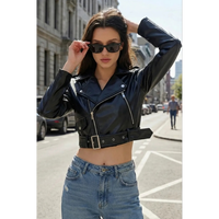 Veste de motard courte noire pour femme, également appelée veste moto courte, avec fermetures éclair argentées et boutons pression.