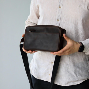 กระเป๋าคลัทช์หนังแท้พรีเมียม พร้อมช่องใส่บัตรป้องกัน RFID ช่องใส่โทรศัพท์ และซิปที่ปลอดภัย เหมาะสำหรับการเดินทาง - Product Image 2
