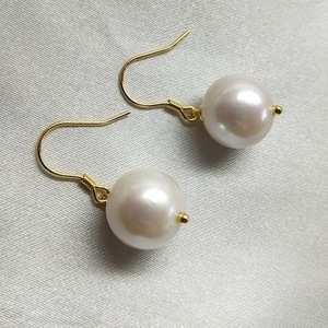 ต่างหูมุกน้ำจืดทรงกลมขนาด 11-12 มม. สีขาว พร้อมตะขอเกี่ยวหูเงิน S925 ชุบทอง ดีไซน์เรียบง่าย - Product Image 3